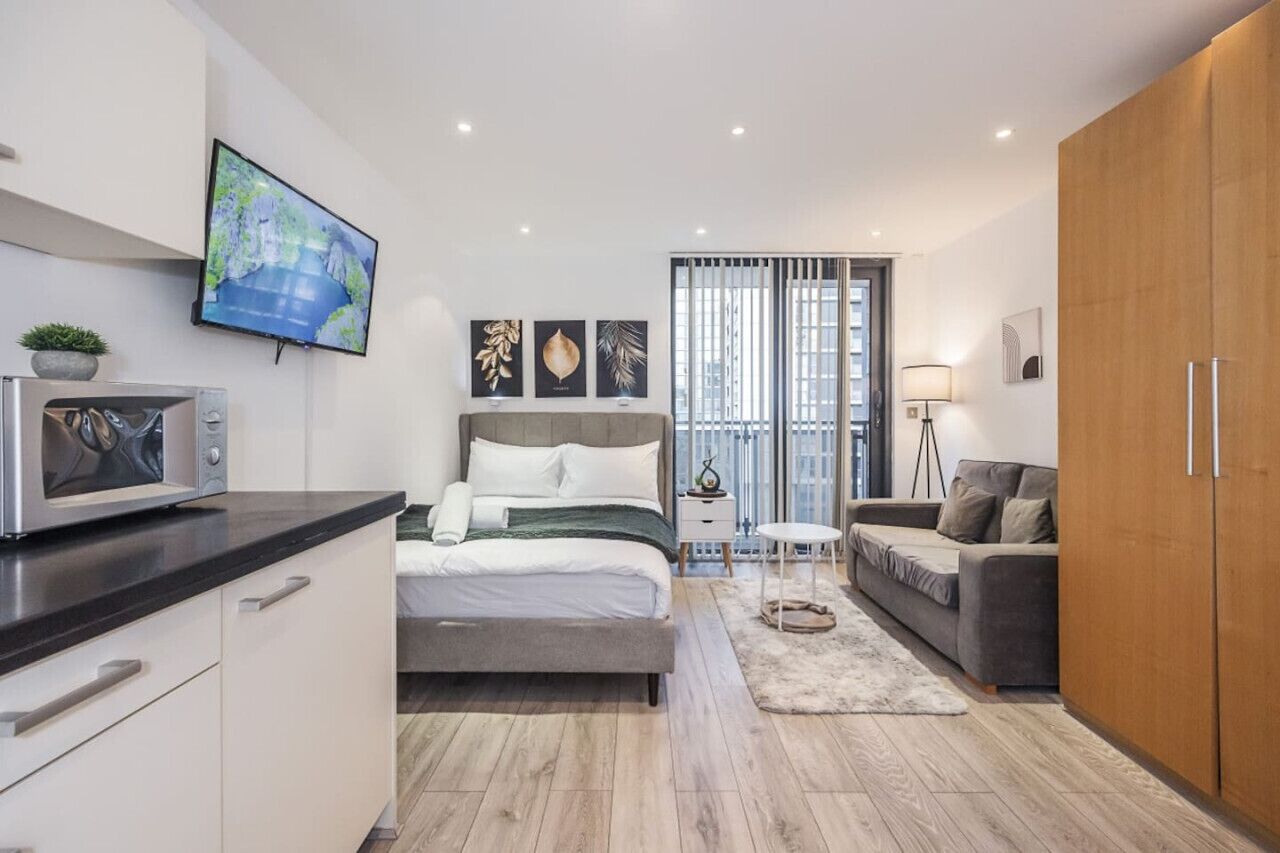 1 bedroom, desk, WiFi