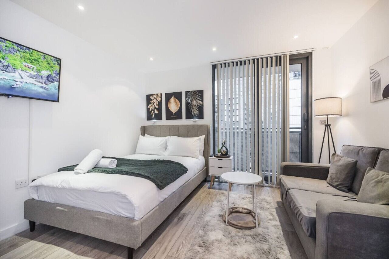 1 bedroom, desk, WiFi