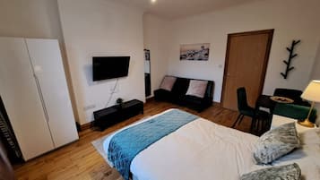 1 bedroom, desk, WiFi