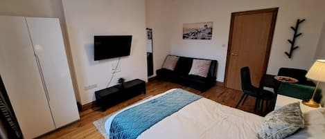 1 camera, una scrivania, Wi-Fi