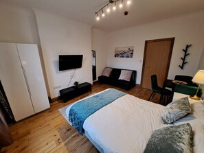 1 bedroom, desk, WiFi