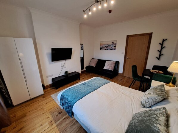 1 bedroom, desk, WiFi