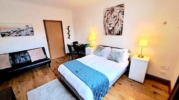 1 bedroom, desk, WiFi