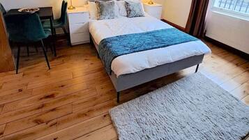 1 bedroom, desk, WiFi