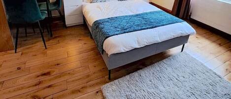 1 bedroom, desk, WiFi