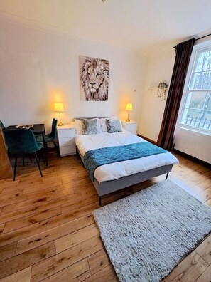 1 bedroom, desk, WiFi