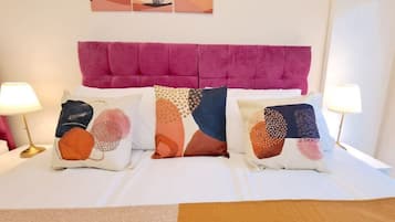 1 bedroom, desk, WiFi