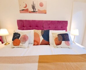 1 bedroom, desk, WiFi