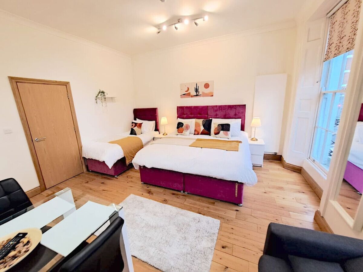 1 bedroom, desk, WiFi