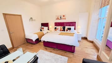 1 bedroom, desk, WiFi