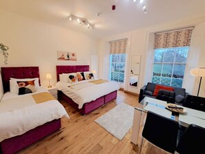 1 bedroom, desk, WiFi