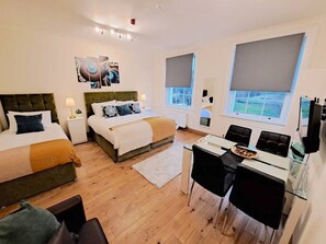 1 bedroom, desk, WiFi