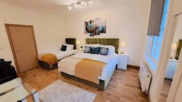 1 bedroom, desk, WiFi