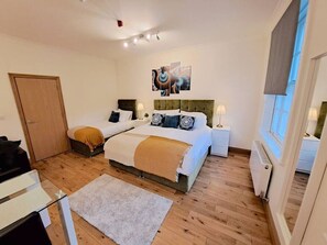 1 室のベッドルーム、デスク、WiFi