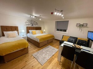 1 bedroom, desk, WiFi