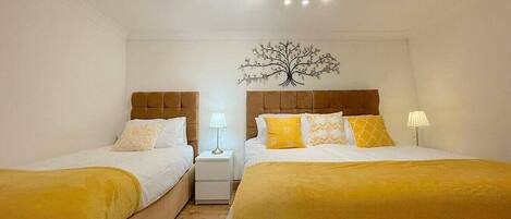 1 bedroom, desk, WiFi