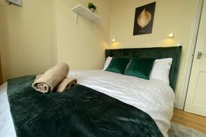 1 bedroom, desk, WiFi