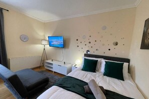 1 bedroom, desk, WiFi