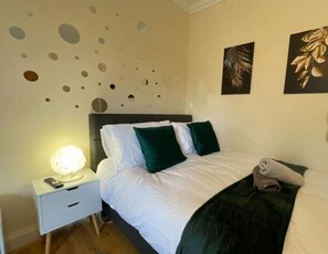 1 bedroom, desk, WiFi