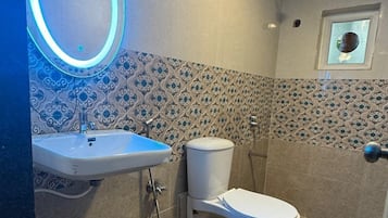 Romantic Cottage | Bathroom