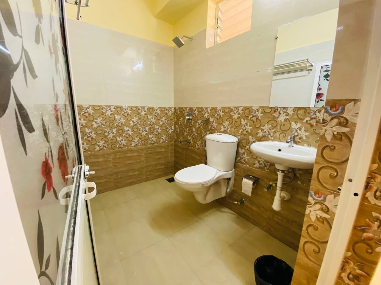 Un bagno con il water, lavandino e doccia.