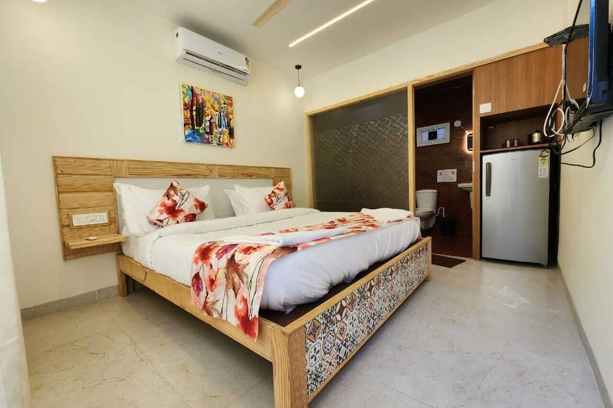 Deluxe Double Room | 1 bedroom, individually furnished, iron/ironing board, free WiFi