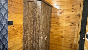 Romantic Cottage | 1 bedroom, individually furnished, iron/ironing board, free WiFi