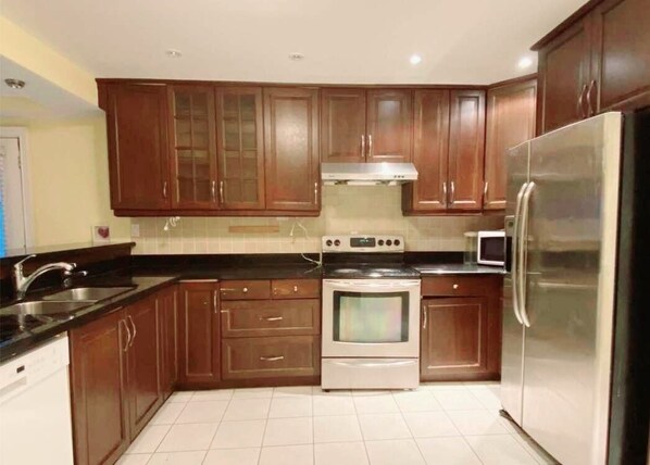 Fridge, microwave, oven, stovetop - Comfortable Bedroom in central Yonge and Sheppard and North York Centre (Toronto)