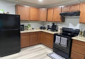 Réfrigérateur, micro-ondes, plaque de cuisson, cafetière/bouilloire