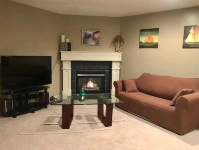Welcoming Walkout Basement 2-bedroom Suite