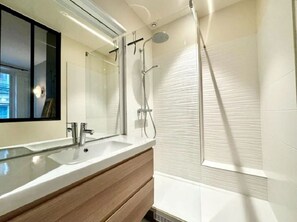 Chuveiro, secador de cabelo, toalhas de banho, sabonete