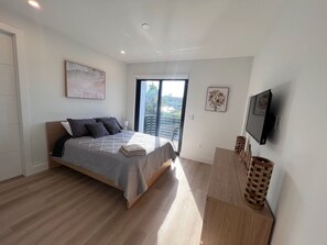 4 bedrooms, desk, iron/ironing board, WiFi