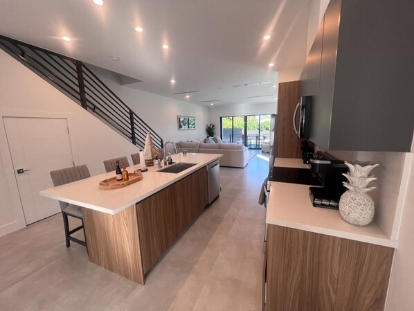 Réfrigérateur, micro-ondes, four, plaque de cuisson