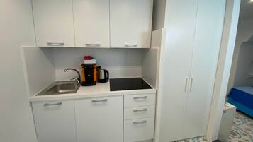 Frigorifero, piano cottura, macchina per tè/caffè, bollitore elettrico