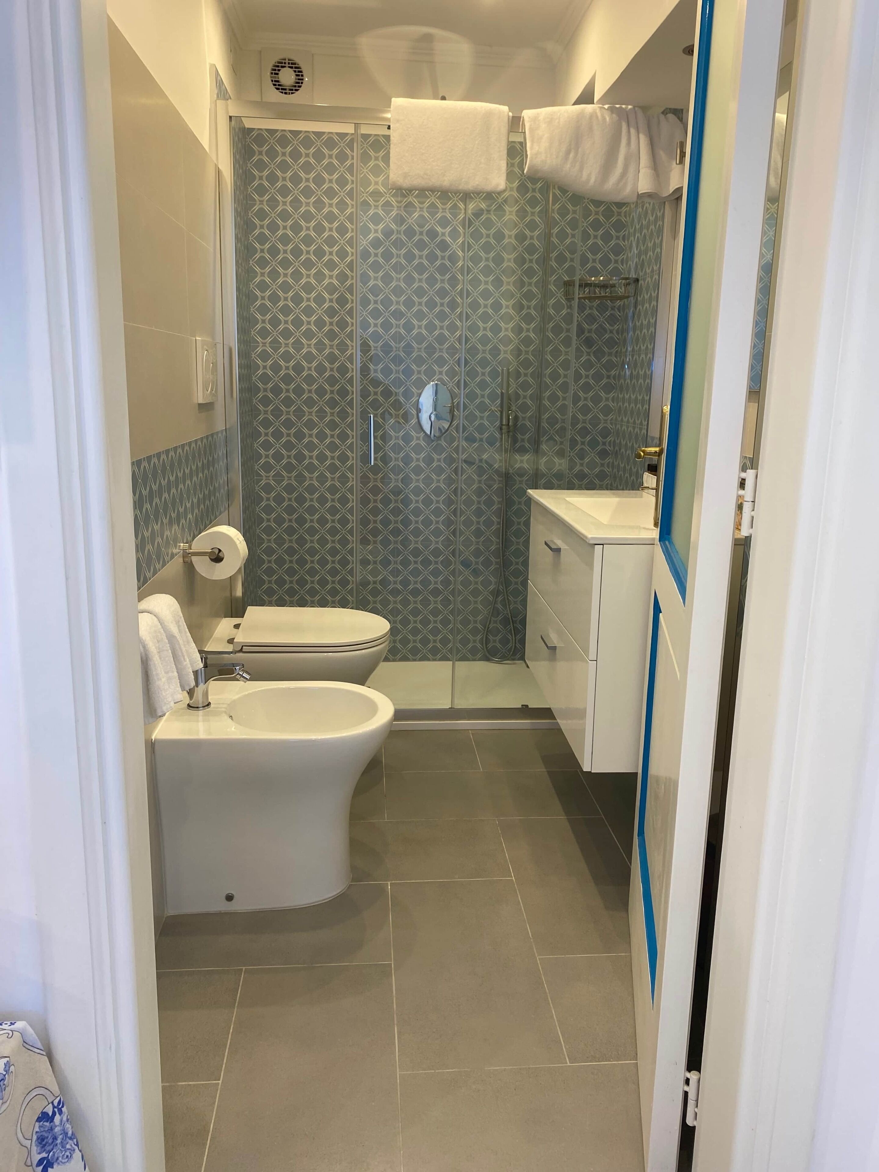 Doccia, asciugacapelli, bidet, sapone