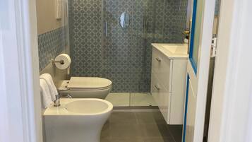 Doccia, asciugacapelli, bidet, sapone