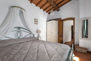 3 bedrooms, in-room safe, desk, iron/ironing board - Chianti Villa Chicco, private swimming pool with large garden, bbq, car parking (Province of Florence)
