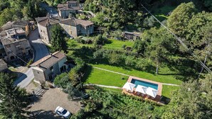 An aerial view of a residential area with stone buildings, a swimming pool, and a well-maintained lawn. - Chianti Villa Chicco, private swimming pool with large garden, bbq, car parking (Province of Florence)