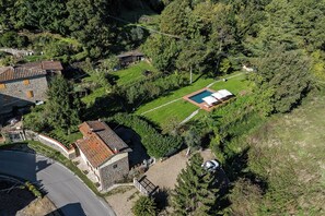 Exterior - Chianti Villa Chicco, private swimming pool with large garden, bbq, car parking (Province of Florence)