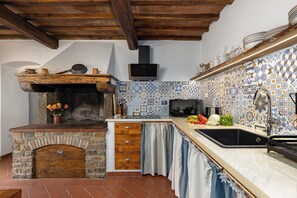 Réfrigérateur, micro-ondes, plaque de cuisson, lave-vaisselle