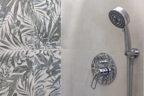 Regadera, amenidades de baño ecológicas, secadora de cabello, bidet 