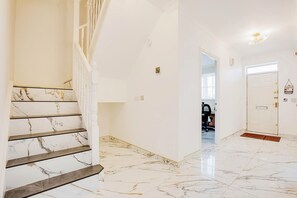 Interior - 5 Bedroom House with Free Parking. Only 30 mins to Bond Street Station. (Stanmore)