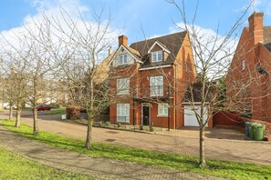 Exterior - 5 Bedroom House with Free Parking. Only 30 mins to Bond Street Station. (Stanmore)