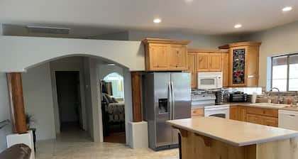 Cozy 3-bedroom horse property with stalls and arena! Wittmann with WiFi, AC,