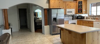 Cozy 3-bedroom horse property with stalls and arena! Wittmann with WiFi, AC,