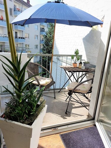 Friedrichstadt: Altbau Apartment mit Balkon, fußläufig zur Kö und Altstadt