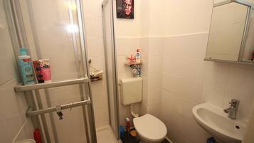 Haartrockner, Handtücher, Seife, Toilettenpapier