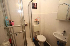 Een haardroger, handdoeken, zeep, toiletpapier