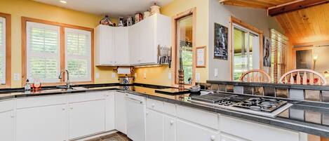 Microondas, horno, placa de cocina, lavavajillas