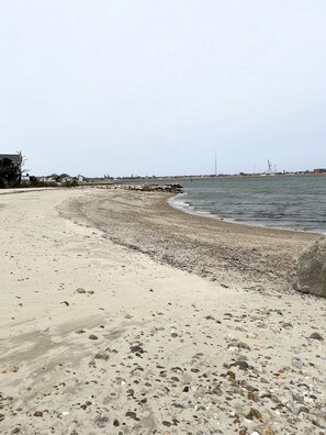 On the beach, sun-loungers, beach towels - Quaint 1 Bed 1 bath private beach home. Long term renter welcome Dec 1 (Dartmouth)